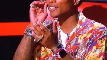 Pharrell Willams s'affiche avec son Apple Watch à 10 000 $ !