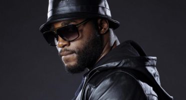 gradur-prend-la-pose-avec-son-disque-d-or-photo-649