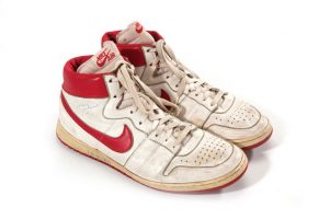 Michael Jordan : une de ses paires de basket vendu 71 000 $ !!