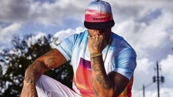 Booba pose avec son fils Omar prêt à fouetter des shnek'zer...