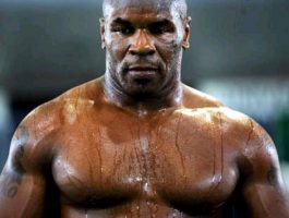 Mike Tyson frappe un fan avant le combat de Mayweather-Pacquiao