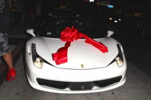 Tyga offre une Ferrari de 320 000$ à Kylie Jenner pour ses 18 ans !
