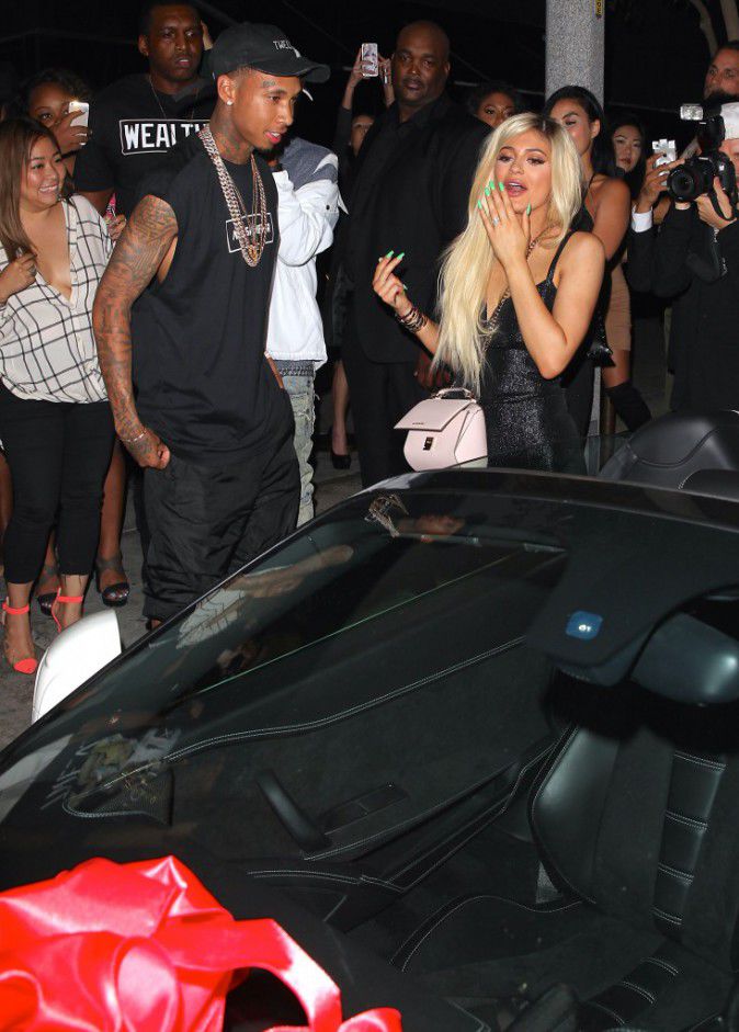 Kylie-Jenner-Decouvrez-le-cadeau-a-320-000-que-Tyga-lui-a-fait-pour-ses-18-ans_portrait_w674 (3)