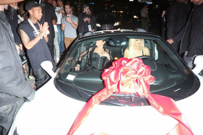 Kylie-Jenner-Decouvrez-le-cadeau-a-320-000-que-Tyga-lui-a-fait-pour-ses-18-ans_portrait_w674 (6)