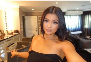 Kylie Jenner fait taire la rumeur sur son imposante poitrine