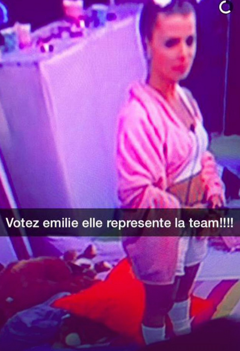 Jul apporte son soutien à Emilie dans Secret Story 9