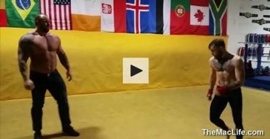 La Montagne de Game of Thrones affronte Conor McGregor