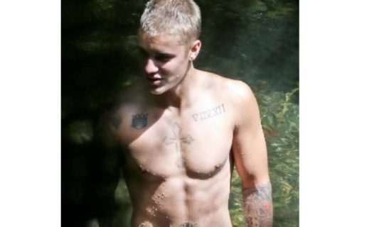 Justin Bieber surpris complètement nus à Hawaï avec sa nouvelle copine Sahara Ray