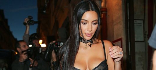 Kim Kardashian s'affiche en robe transparente en pleine rue