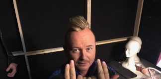 Cauet se déguise et chante du Jul à la TV !