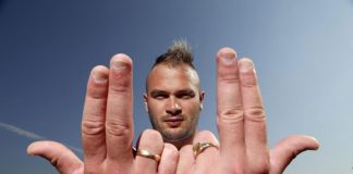 Jul : son étonnante réaction face à un fan qui a téléchargé illégalement son Album !