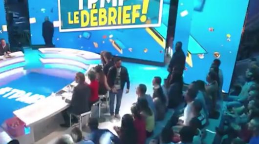 Cyril Hanouna fait toucher ses parties intimes à une chroniqueuse