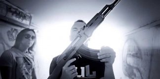 Jul : Un homme arrêté avec une fausse kalachnikov avant son concert !