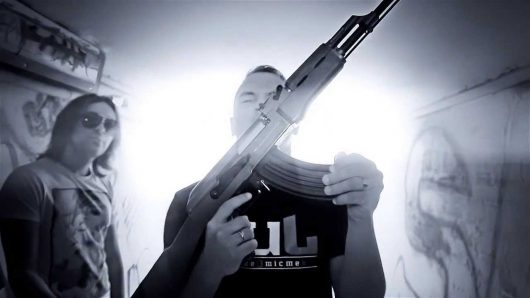 Jul : Un homme arrêté avec une fausse kalachnikov avant son concert !