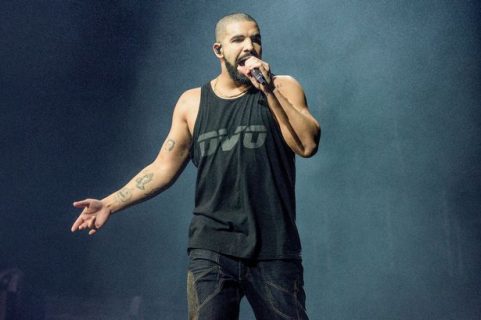 Drake demande à 4 femmes d’ôter leur voile en plein concert ! (Vidéo)