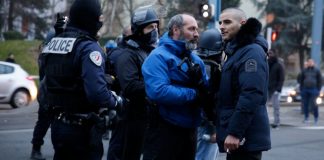 Sofiane calme la foule lors d’une manifestation pour Théo !