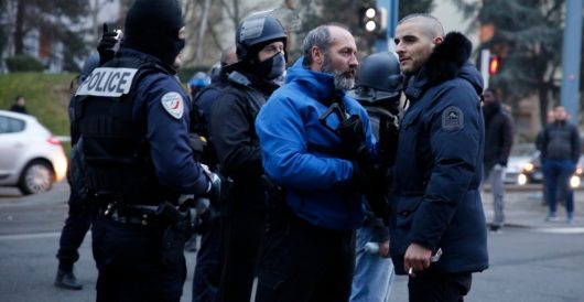 Sofiane calme la foule lors d'une manifestation pour Théo !