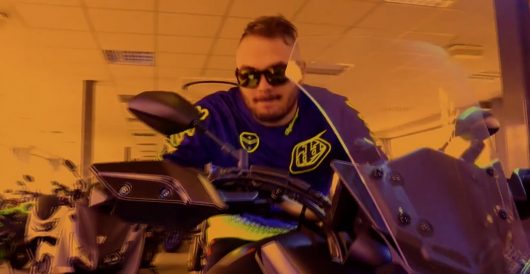 Jul – Yamaha debout (Clip)