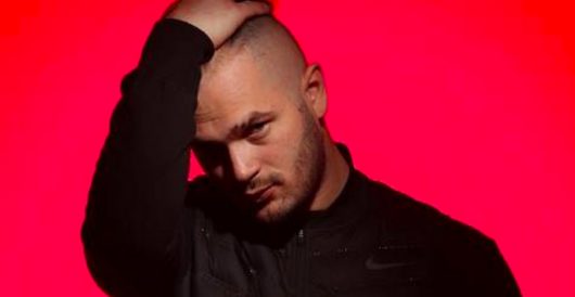 Jul : un vendeur de la FNAC se moque de son album Je ne me vois pas briller !