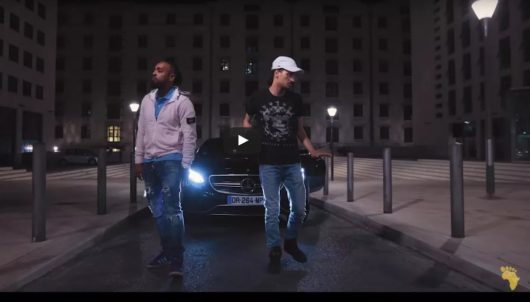 Alonzo débarque à dos de cheval pour le clip d'un gros hit de cet été 
