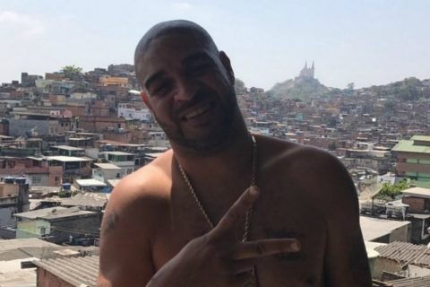Adriano s'affiche avec un narcotrafiquant et fait scandale au Brésil ! (Photo)