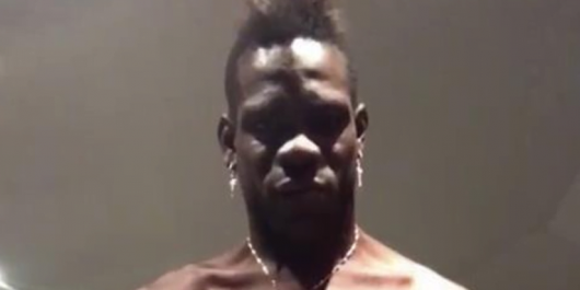 Mario Balotelli fait scandale avec sa photo ou il exhibe son ....