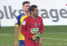 Dani Alvès se transforme en gardien de but lors de Sochaux PSG (Vidéo)