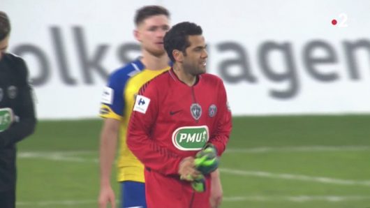 Dani Alvès se transforme en gardien de but lors de Sochaux PSG (Vidéo)