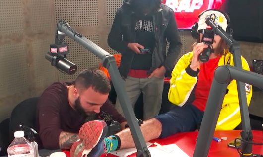 Lorenzo se fait tatouer en plein freestyle à la radio !