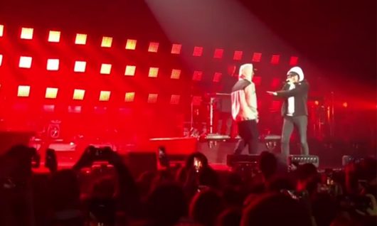 Nekfeu débarque sur scène au concert d'Orelsan à l’AccorHotel Arena !