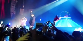 Vald monte sur scène lors du concert de Lorenzo au Bataclan !