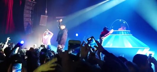 Vald monte sur scène lors du concert de Lorenzo au Bataclan !