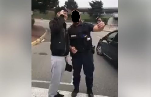 Vald fait un selfie avec un policier... un joint à la main !