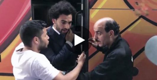 Mohamed Salah : sa réaction lorsqu'un fan lui touche sa blessure à l'épaule !
