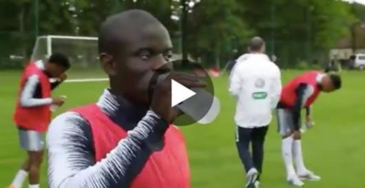 N'Golo Kanté fait semblant de boire pour continuer le Ramadan en cachette !
