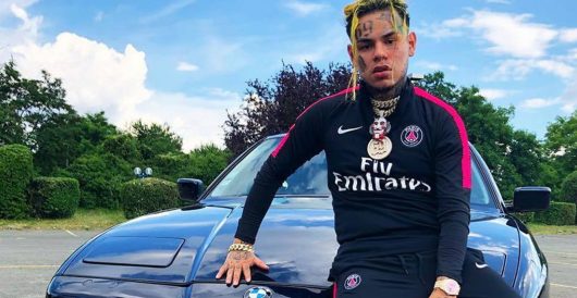 6ix9ine s'affiche avec le maillot du PSG à Paris pour son nouveau clip !