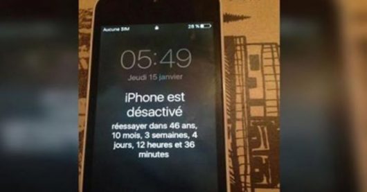 Il joue avec l'iPhone de sa mère et réussit à le bloquer pendant 47 ans sans retour possible !