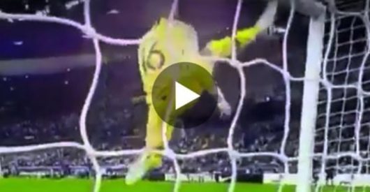La souplesse impressionnante d'Areola qui touche la transversale avec son pied !