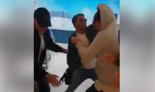 Après Booba & Kaaris, Jamel Debbouze & Kev Adams se battent également à l'aéroport !