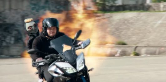 Jul fuit la police avec son OVNI et invite Sofiane dans le clip Je Pilote !