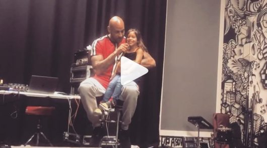 Booba chante en duo avec sa fille Luna Petite fille (Vidéo)