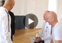 Quand N’Golo Kanté arrive en retard, Deschamps se moque de lui ! (Vidéo)
