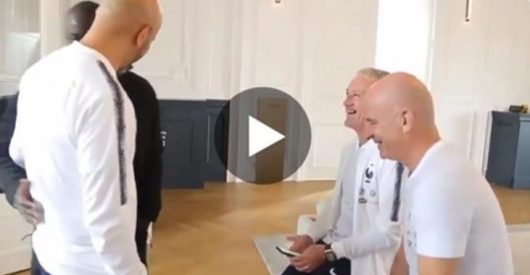 Quand N'Golo Kanté arrive en retard, Deschamps se moque de lui ! (Vidéo)