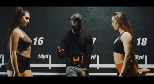 Kaaris dans l'octogone avec le clip Aieaieouille avant le combat face à Booba