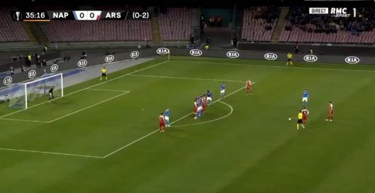 Alexandre Lacazette marque un coup franc somptueux face à Naples !