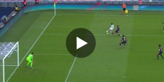 Le joueur de Nice, Youcef Atal humilie le défenseur Parisien Juan Bernat avec un dribble magique