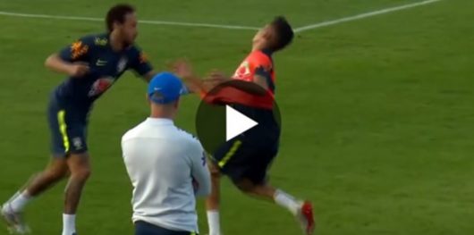 Neymar s'agace après s'être fait humilier par un joueur de 19 ans avec un petit pont !