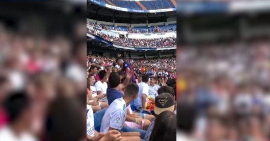 Un fan du FC Barcelone s’incruste au milieu des fans du Real à la présentation d'Hazard !