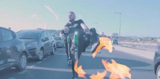 JuL fait des roues arrière sur une trottinette électrique pour le clip JCVD !