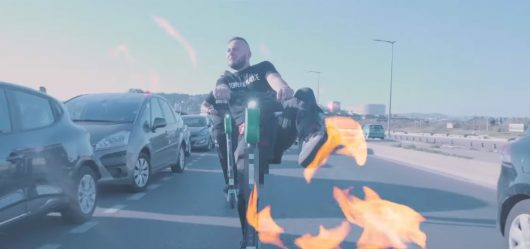 JuL fait des roues arrière sur une trottinette électrique pour le clip JCVD !
